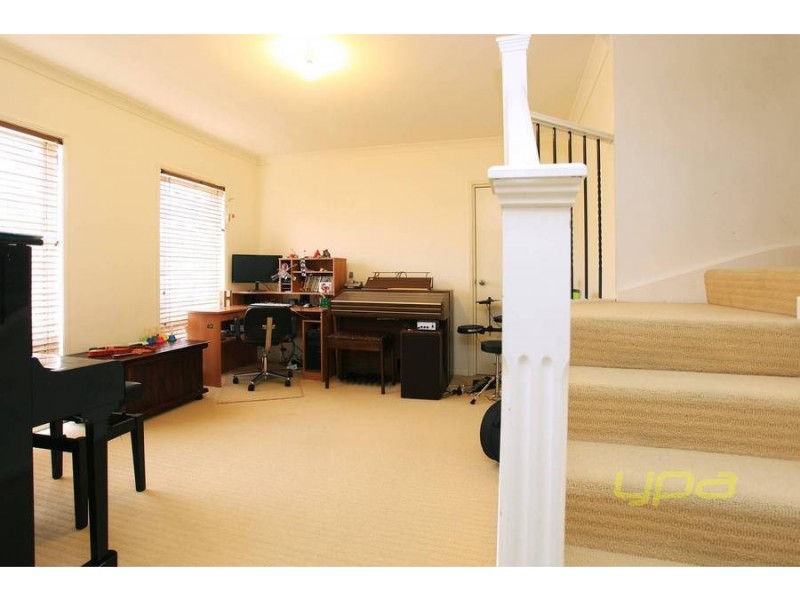 33 Heysen Parkway, Caroline Springs VIC 3023