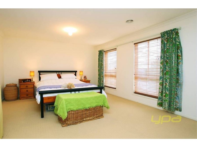 33 Heysen Parkway, Caroline Springs VIC 3023