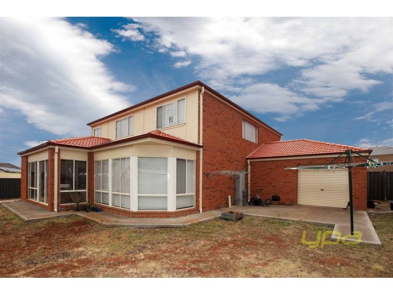 33 Heysen Parkway, Caroline Springs VIC 3023