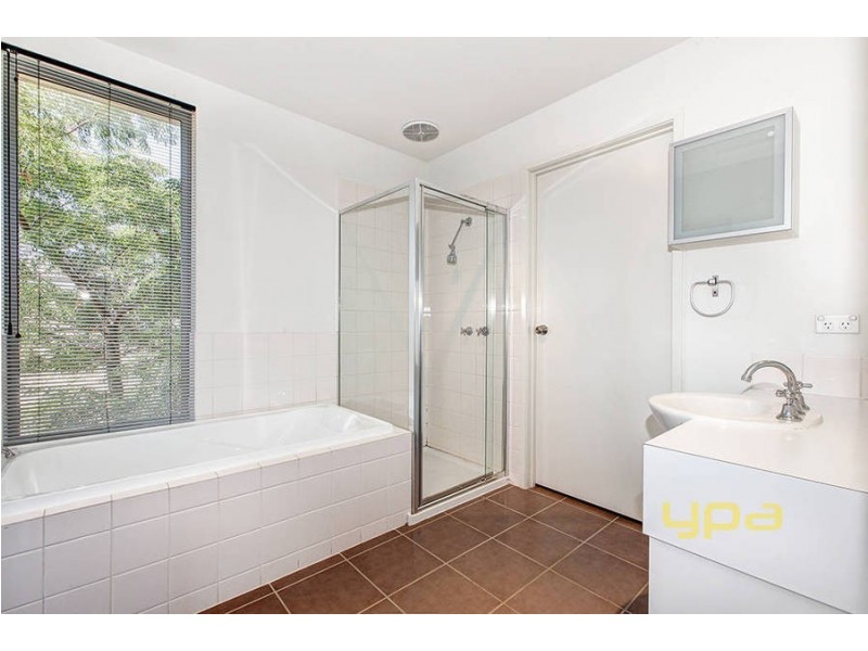 5 Fetcham Lane, Caroline Springs VIC 3023