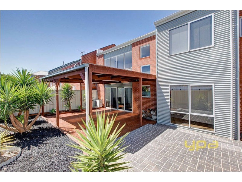 5 Fetcham Lane, Caroline Springs VIC 3023