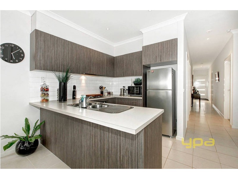 5/40 McCubbin Way, Caroline Springs VIC 3023