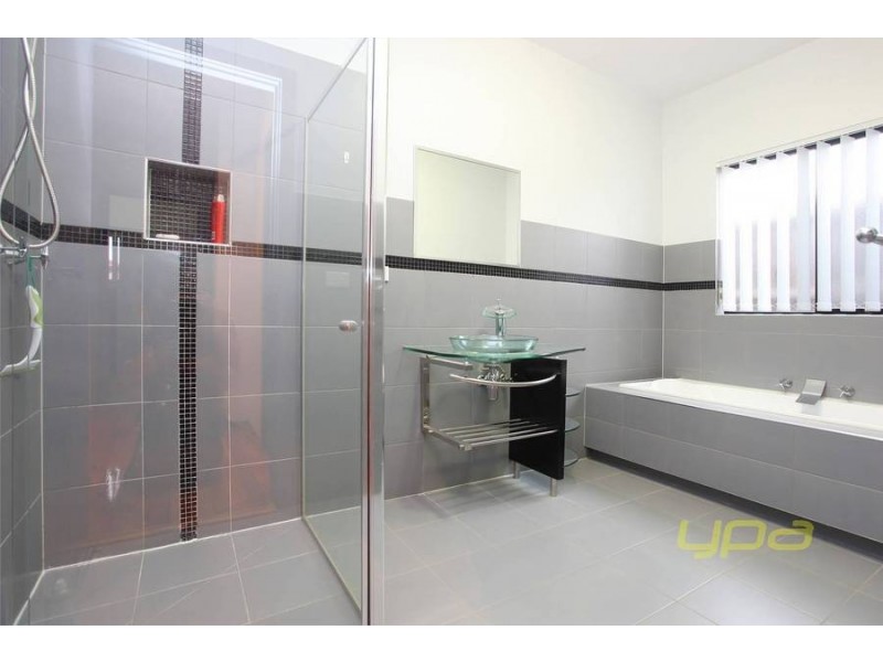 1 St Vincent Way, Caroline Springs VIC 3023