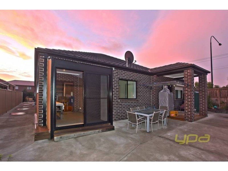 1 St Vincent Way, Caroline Springs VIC 3023