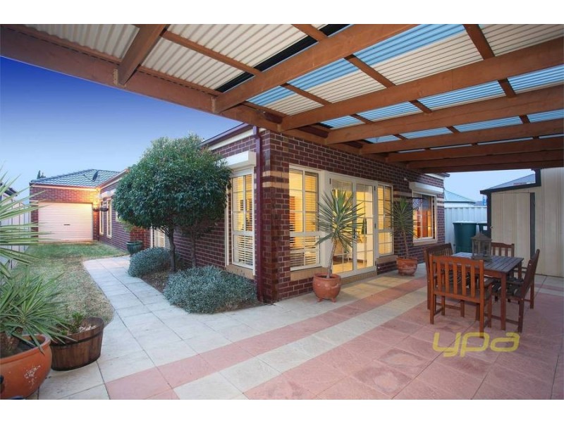 12 Macedon Close, Caroline Springs VIC 3023