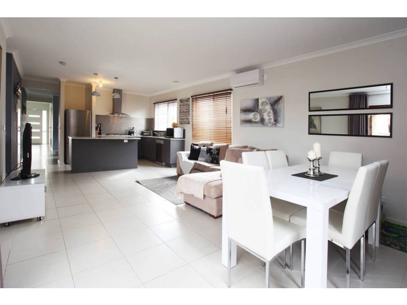 15 Derwent Close, Caroline Springs VIC 3023