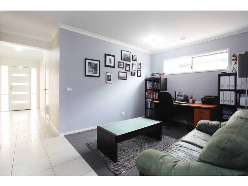 15 Derwent Close, Caroline Springs VIC 3023