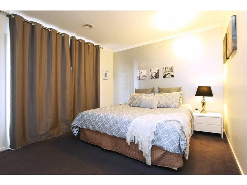 15 Derwent Close, Caroline Springs VIC 3023