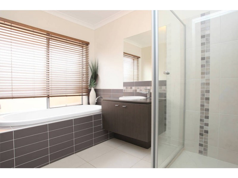 15 Derwent Close, Caroline Springs VIC 3023