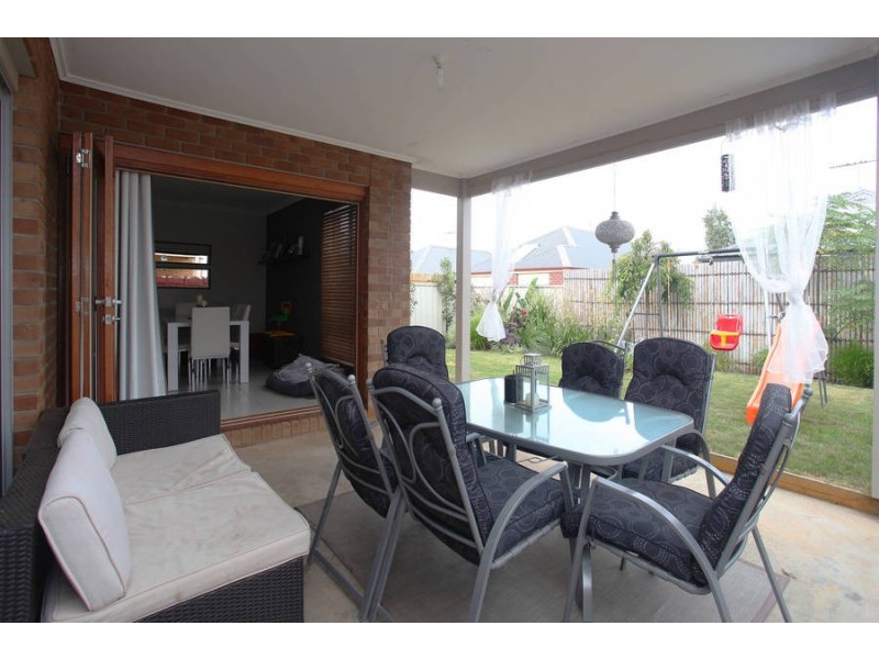 15 Derwent Close, Caroline Springs VIC 3023