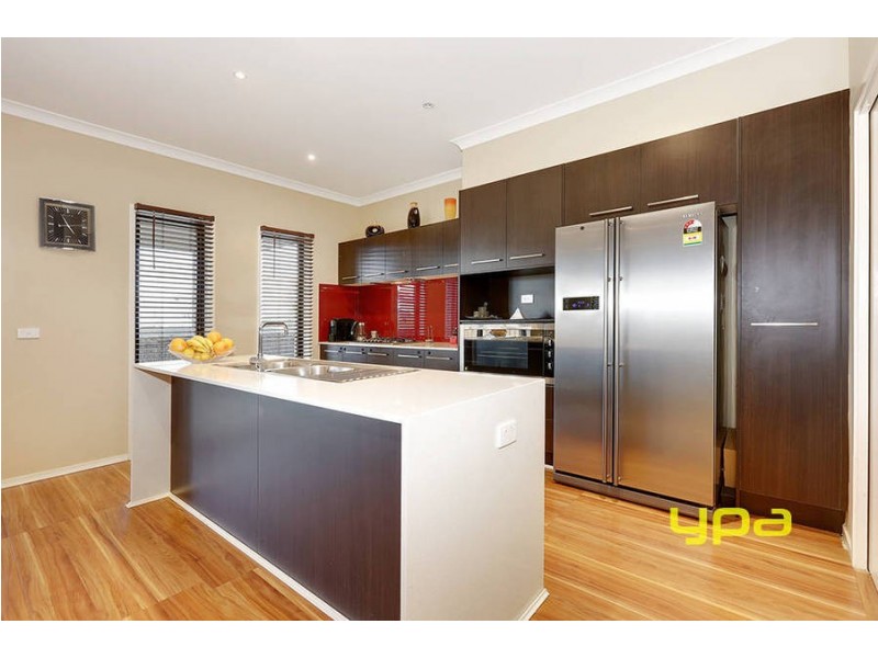 6 Murchison Place, Caroline Springs VIC 3023