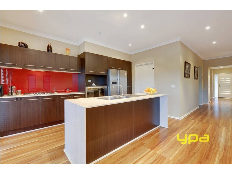 6 Murchison Place, Caroline Springs VIC 3023