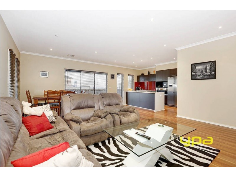 6 Murchison Place, Caroline Springs VIC 3023