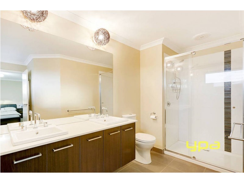 6 Murchison Place, Caroline Springs VIC 3023