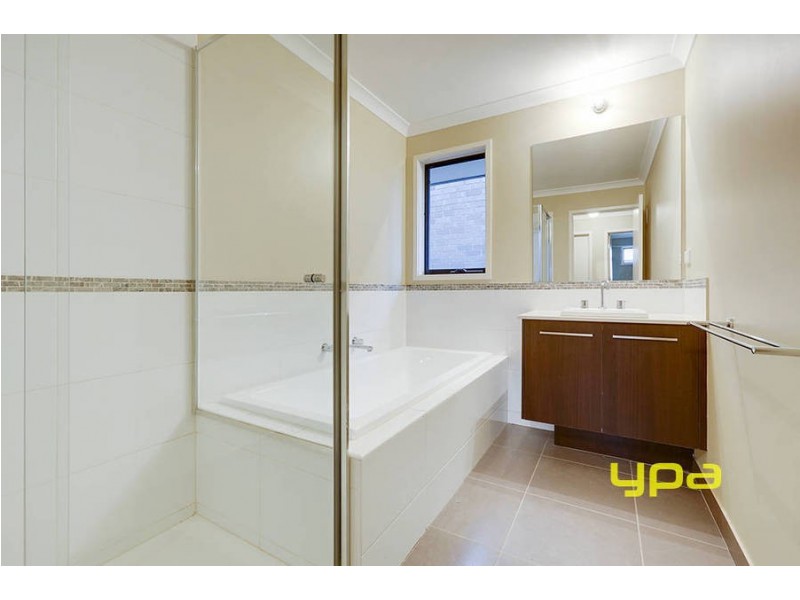 6 Murchison Place, Caroline Springs VIC 3023