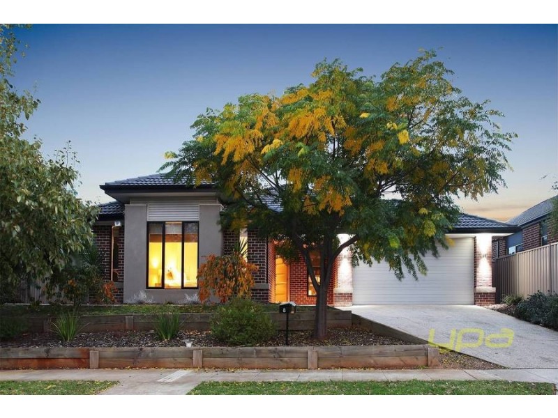 8 Duneira Grove, Caroline Springs VIC 3023