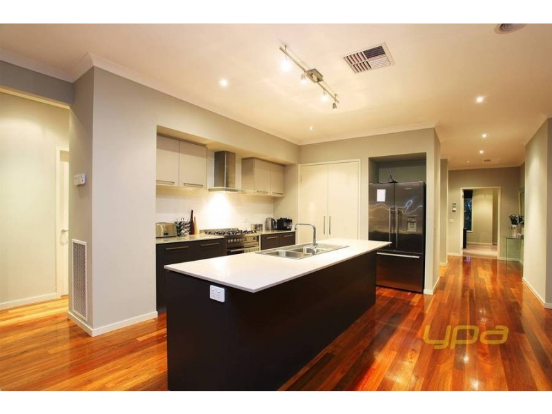 8 Duneira Grove, Caroline Springs VIC 3023