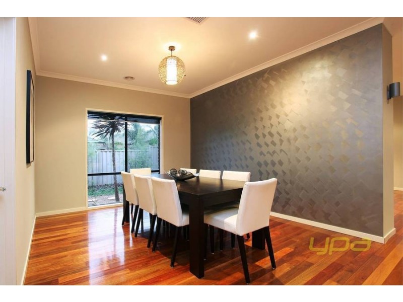 8 Duneira Grove, Caroline Springs VIC 3023