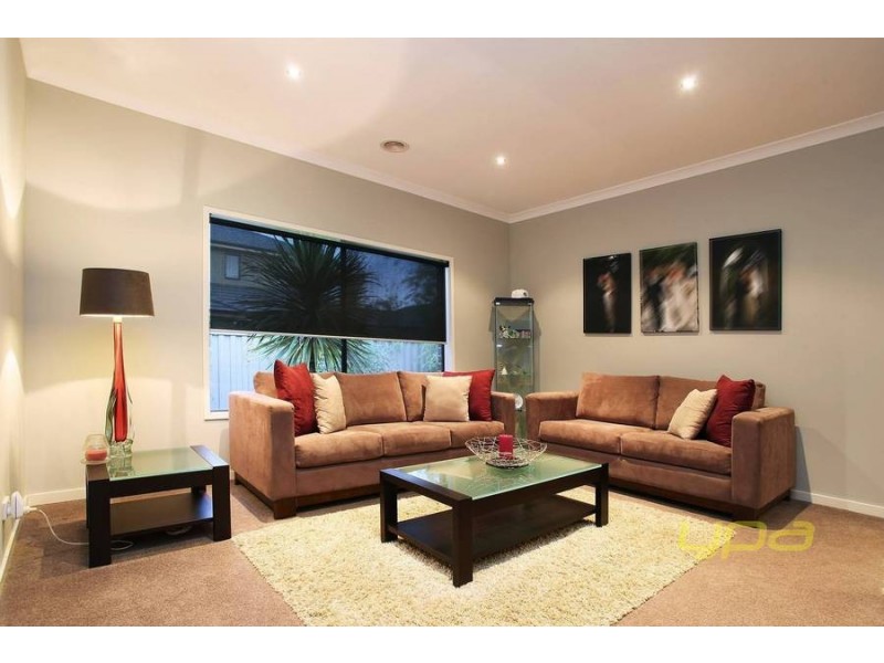 8 Duneira Grove, Caroline Springs VIC 3023