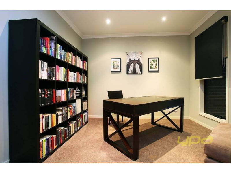 8 Duneira Grove, Caroline Springs VIC 3023