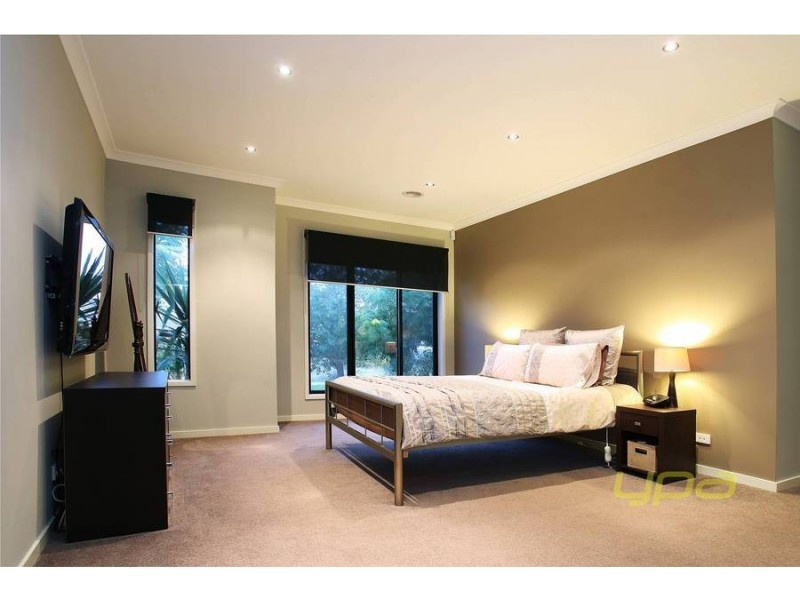 8 Duneira Grove, Caroline Springs VIC 3023