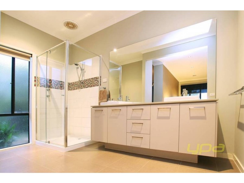 8 Duneira Grove, Caroline Springs VIC 3023