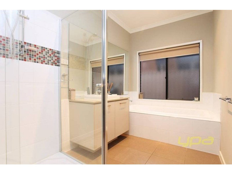 8 Duneira Grove, Caroline Springs VIC 3023