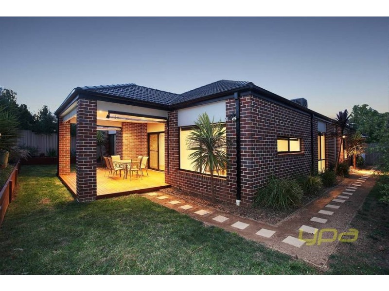 8 Duneira Grove, Caroline Springs VIC 3023