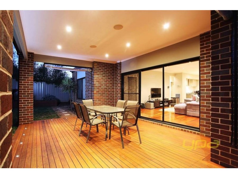 8 Duneira Grove, Caroline Springs VIC 3023