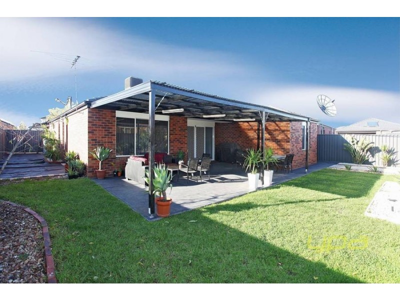 3 Binalong Court, Burnside VIC 3023