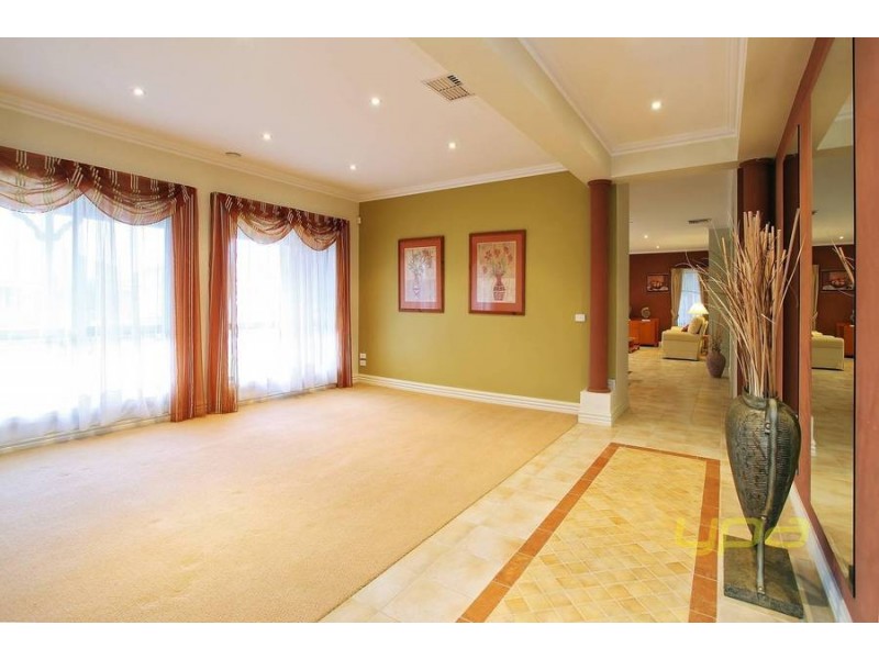4 Lauricella Place, Caroline Springs VIC 3023
