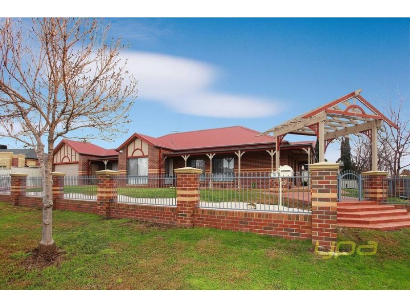 4 Lauricella Place, Caroline Springs VIC 3023