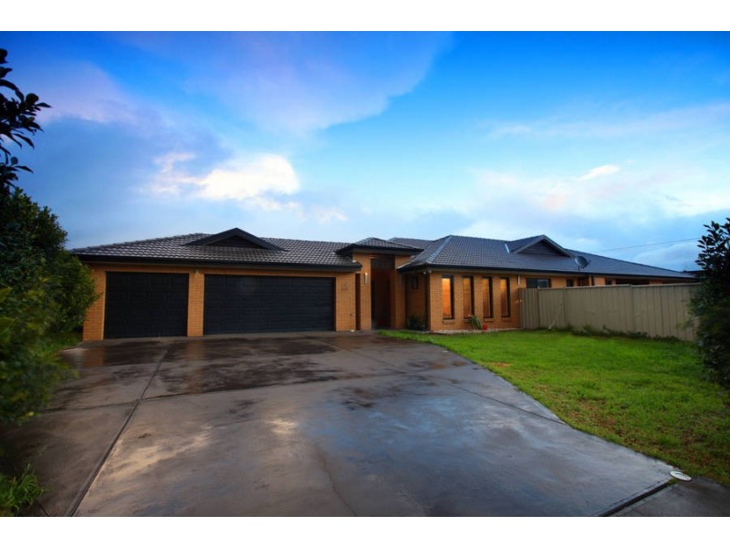 8 Daintree Retreat, Caroline Springs VIC 3023