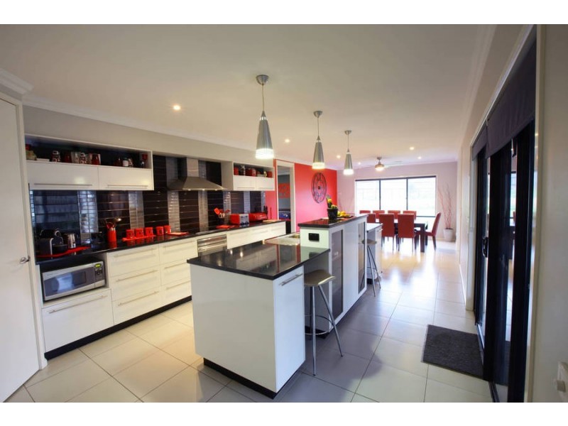 8 Daintree Retreat, Caroline Springs VIC 3023