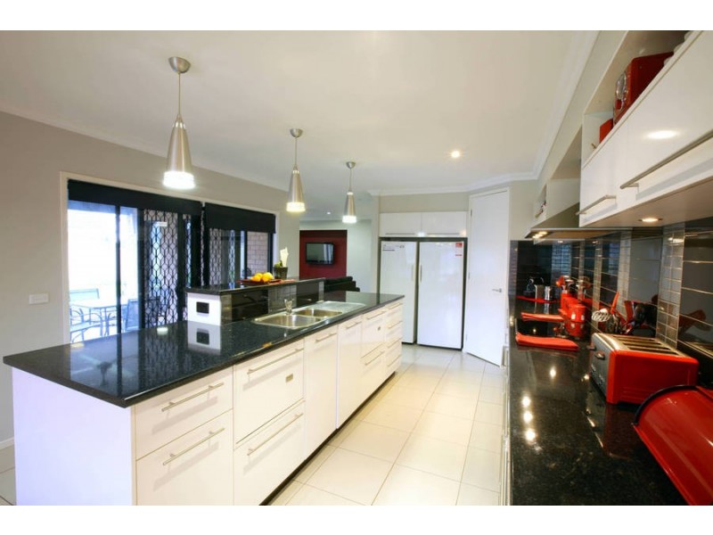 8 Daintree Retreat, Caroline Springs VIC 3023