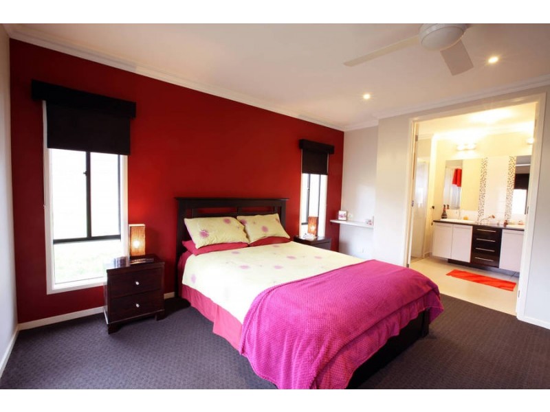 8 Daintree Retreat, Caroline Springs VIC 3023