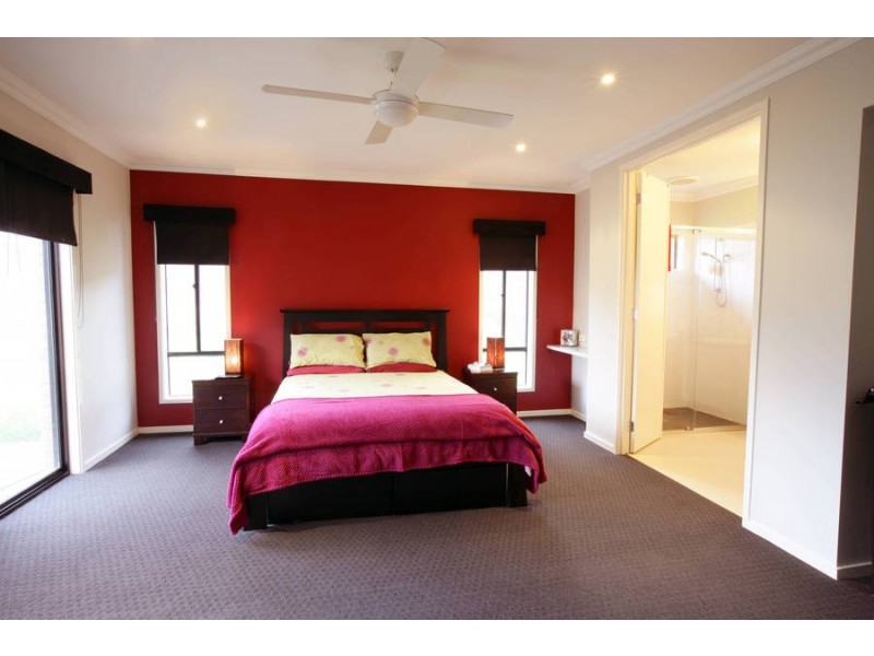 8 Daintree Retreat, Caroline Springs VIC 3023