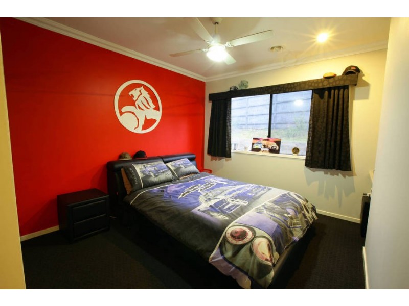 8 Daintree Retreat, Caroline Springs VIC 3023