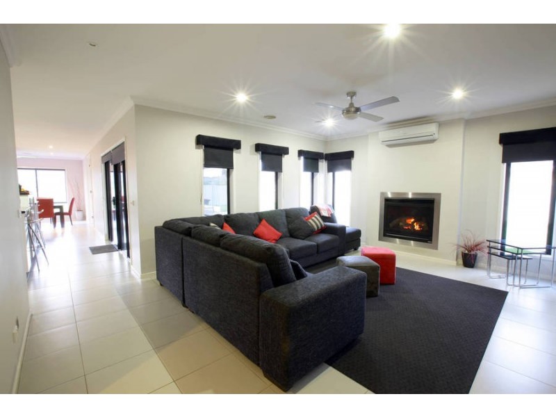 8 Daintree Retreat, Caroline Springs VIC 3023