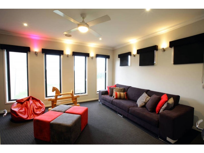 8 Daintree Retreat, Caroline Springs VIC 3023