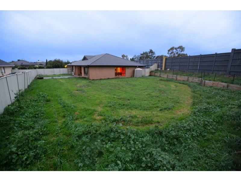 8 Daintree Retreat, Caroline Springs VIC 3023