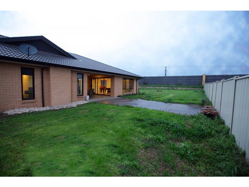 8 Daintree Retreat, Caroline Springs VIC 3023