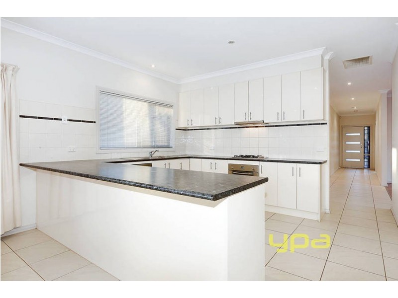 10 Gill Place, Caroline Springs VIC 3023