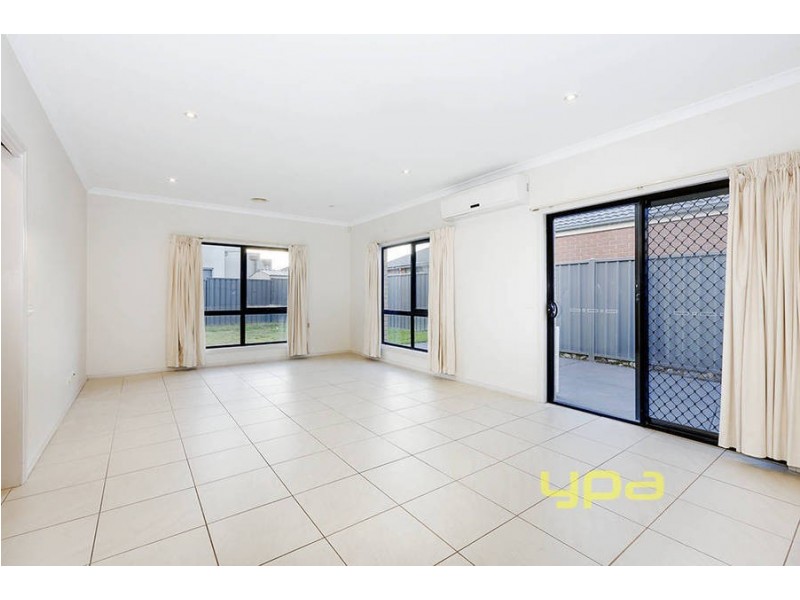 10 Gill Place, Caroline Springs VIC 3023