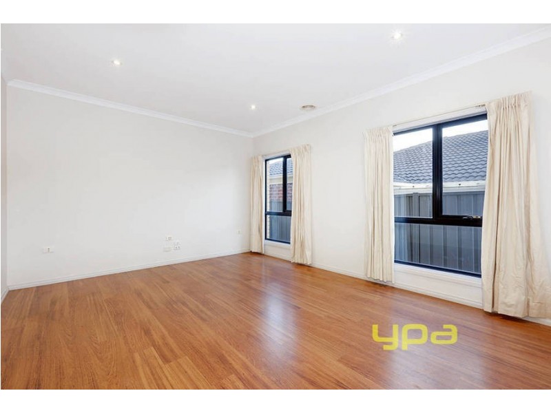 10 Gill Place, Caroline Springs VIC 3023