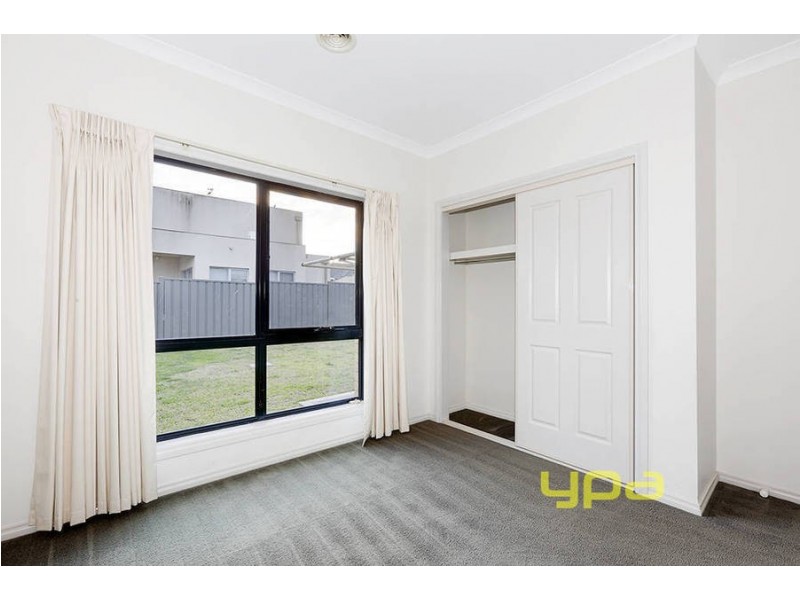 10 Gill Place, Caroline Springs VIC 3023