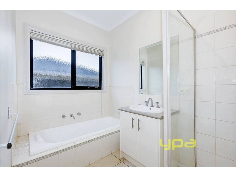 10 Gill Place, Caroline Springs VIC 3023