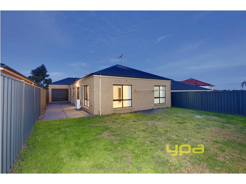 10 Gill Place, Caroline Springs VIC 3023