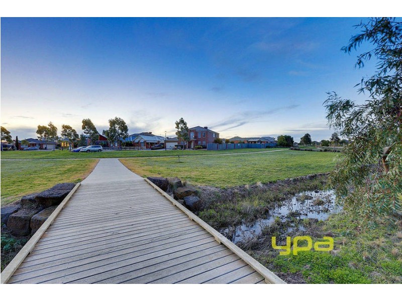 10 Gill Place, Caroline Springs VIC 3023