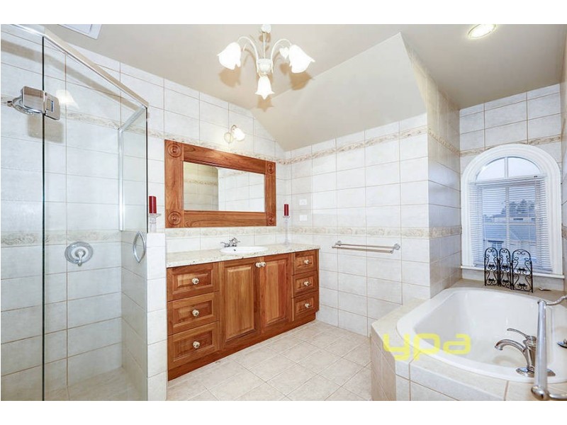 6 Lonsdale Court, Caroline Springs VIC 3023